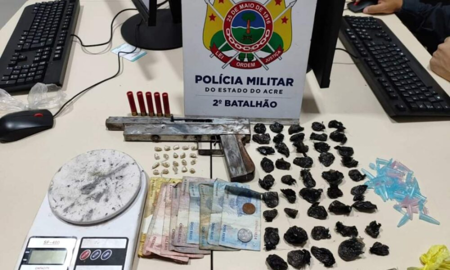 Homem é preso por porte ilegal de arma de fogo e tráfico de drogas no bairro Santa Inês em Rio Branco